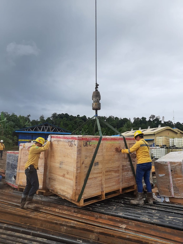 Pengiriman alat medis dengan peti pelindung