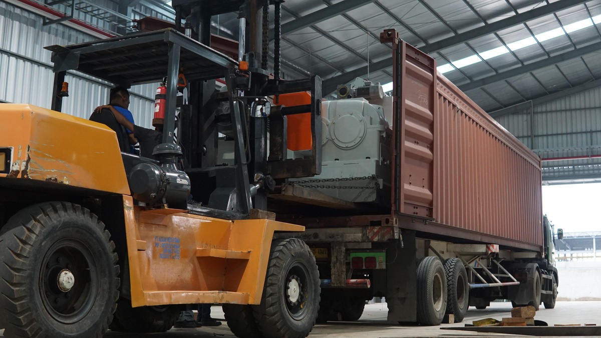 Forklift menangani muatan di kontainer